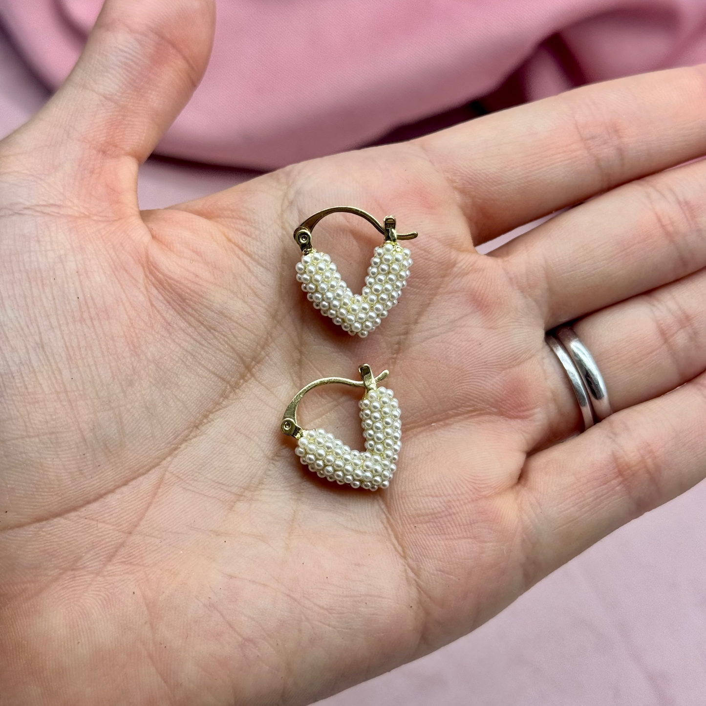 Aretes de corazón con perlitas