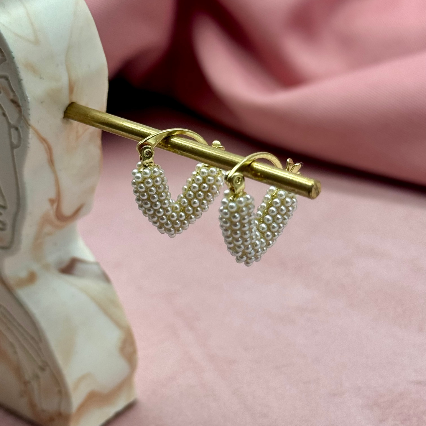 Aretes de corazón con perlitas
