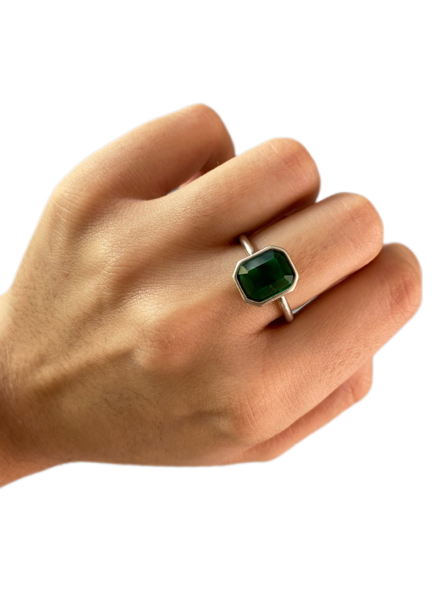 Anillo de piedra verde