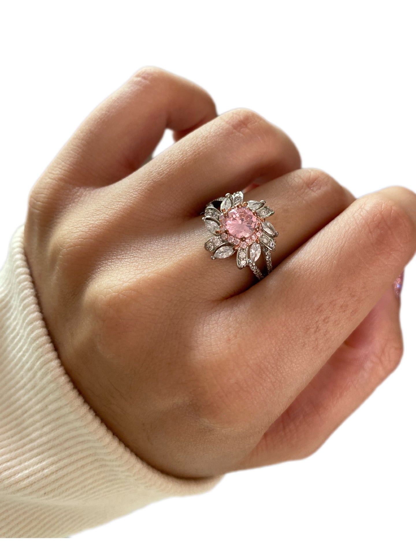Anillo floral de piedra