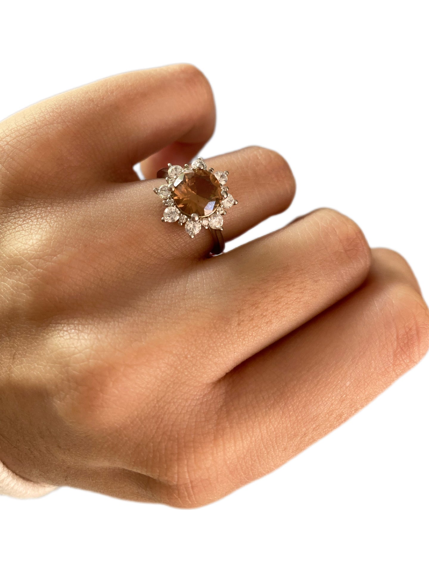 Anillo floral de piedra