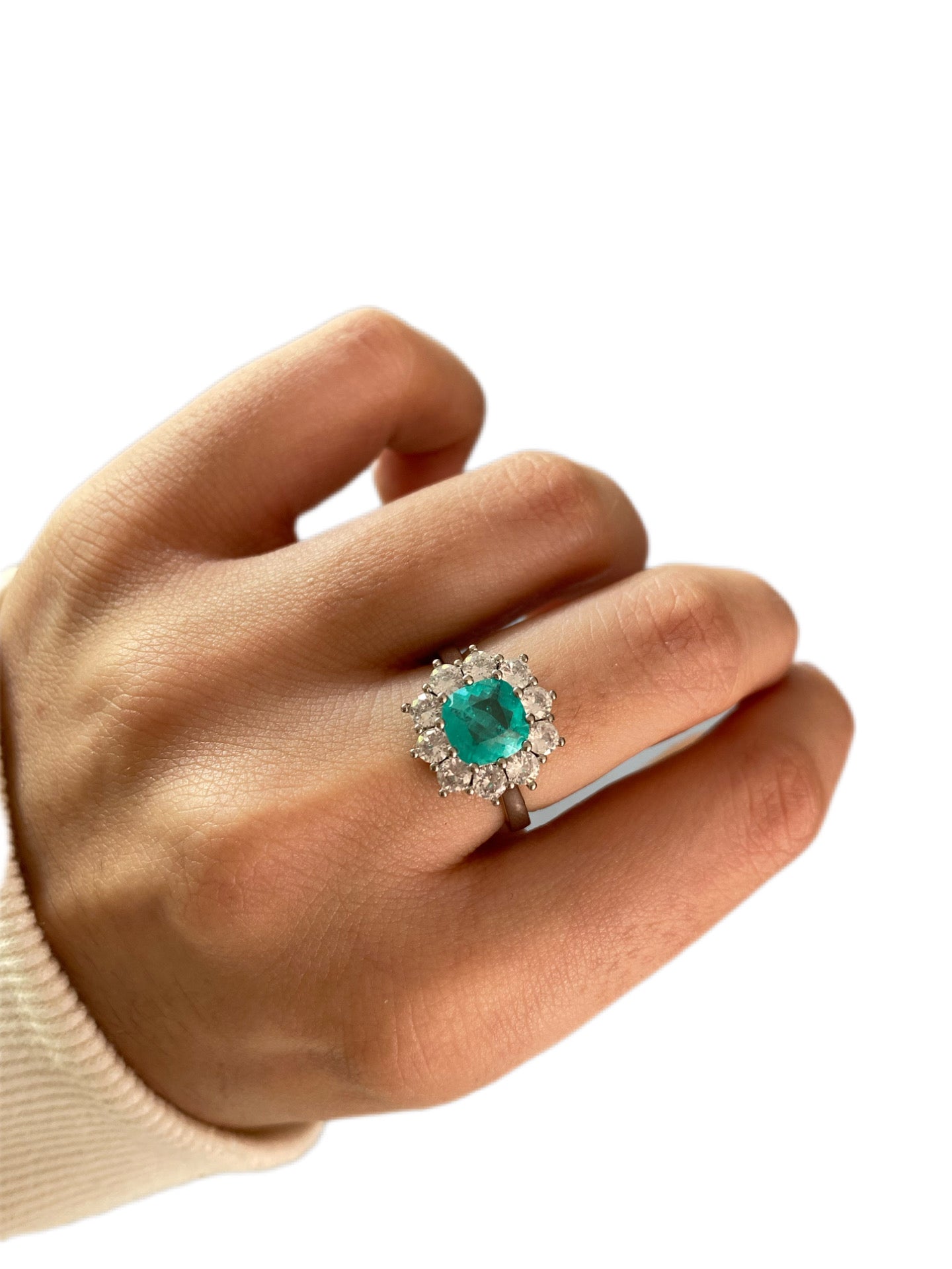 Anillo floral de piedra