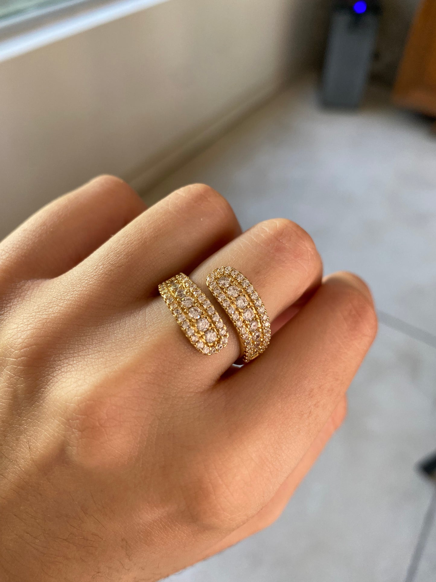 Anillo ajustable dorado con circonias