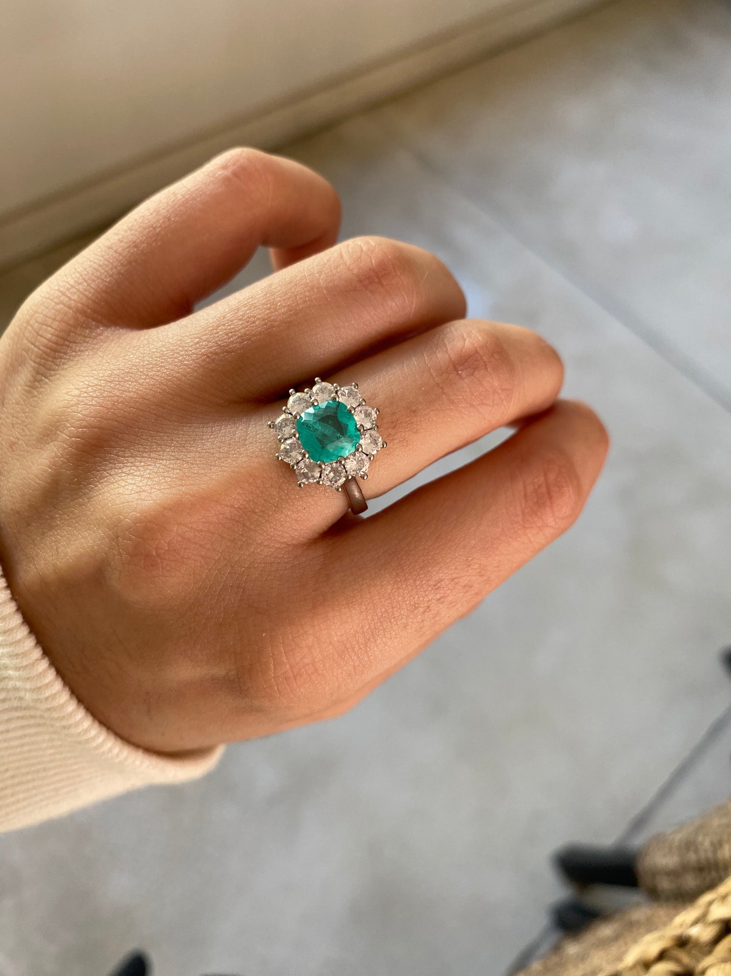 Anillo floral de piedra