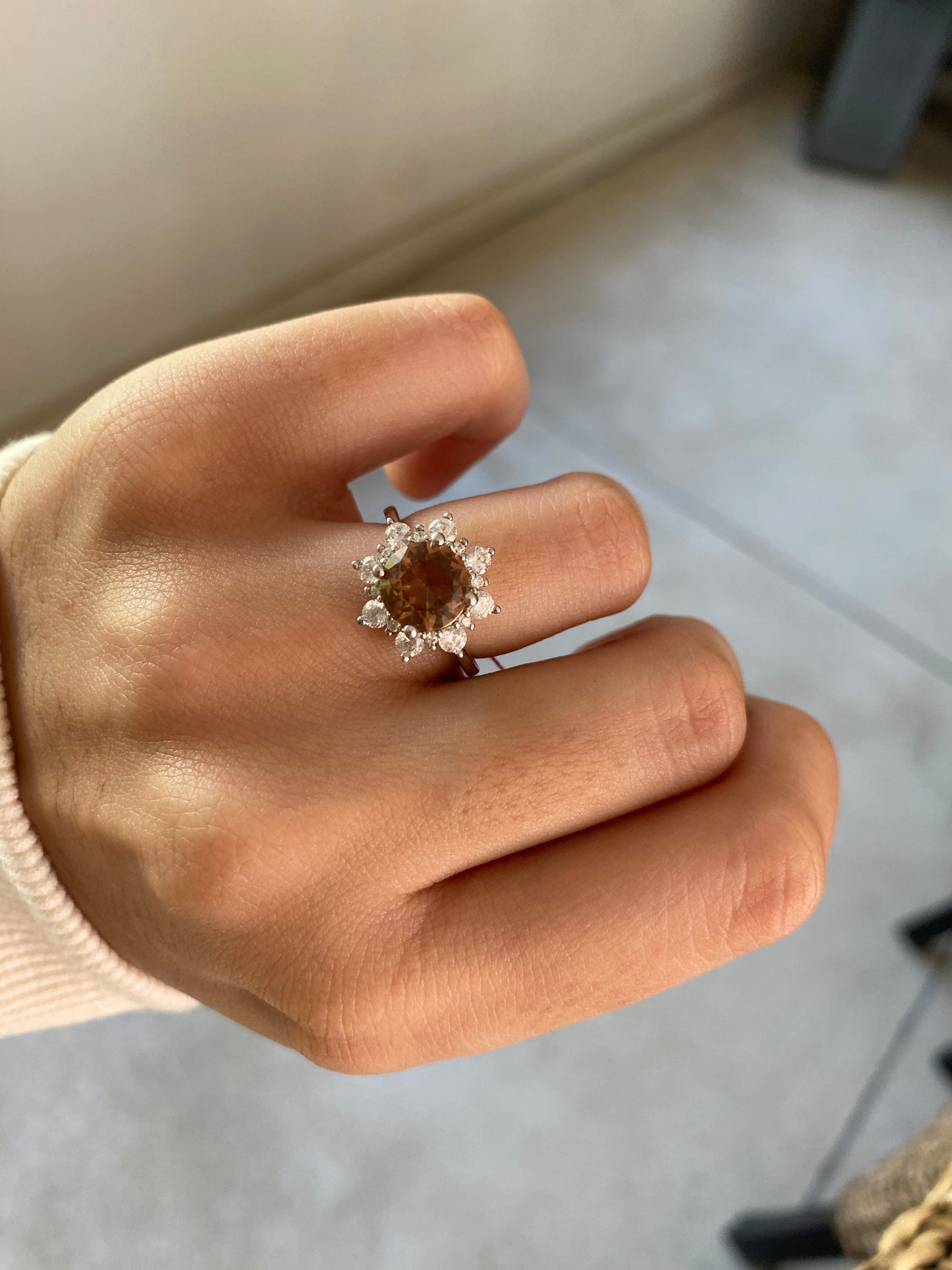 Anillo floral de piedra