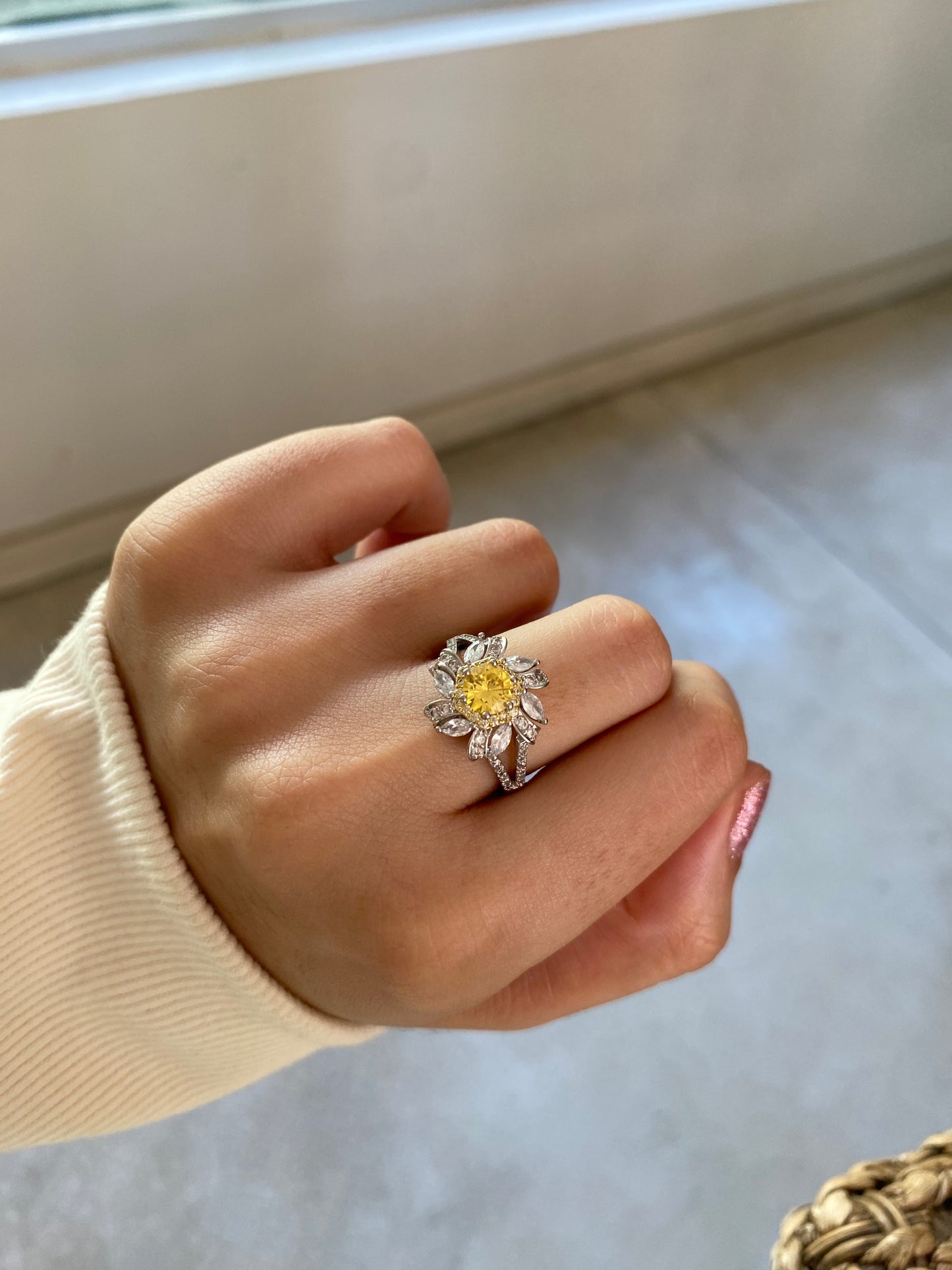 Anillo floral de piedra