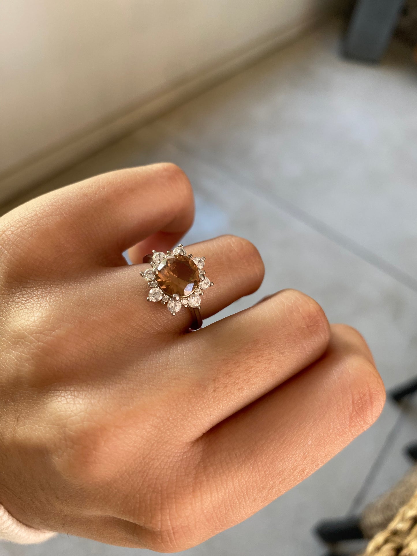 Anillo floral de piedra