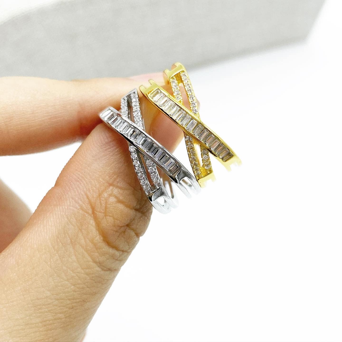 Anillo de circonias