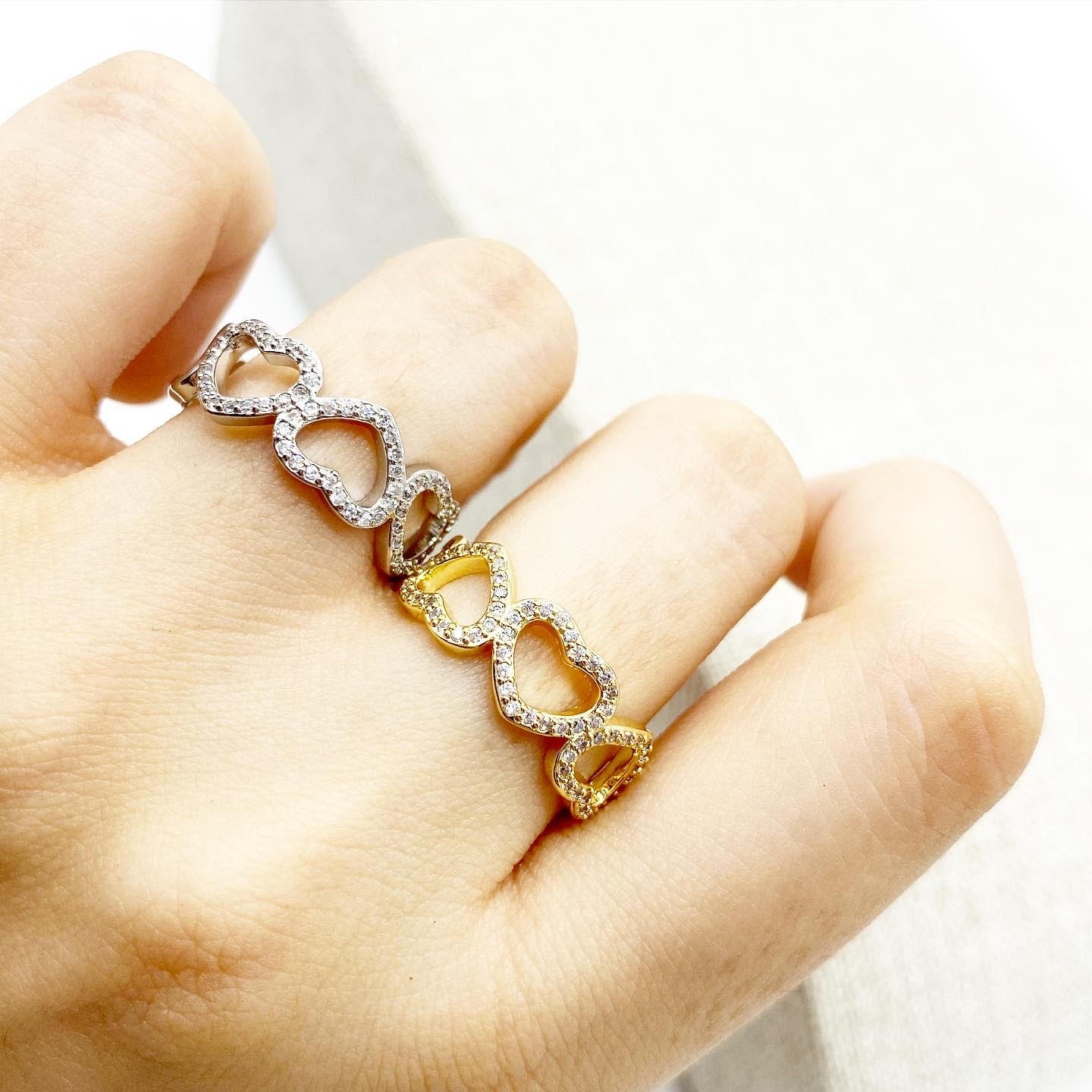 Anillo de corazones con zirconias