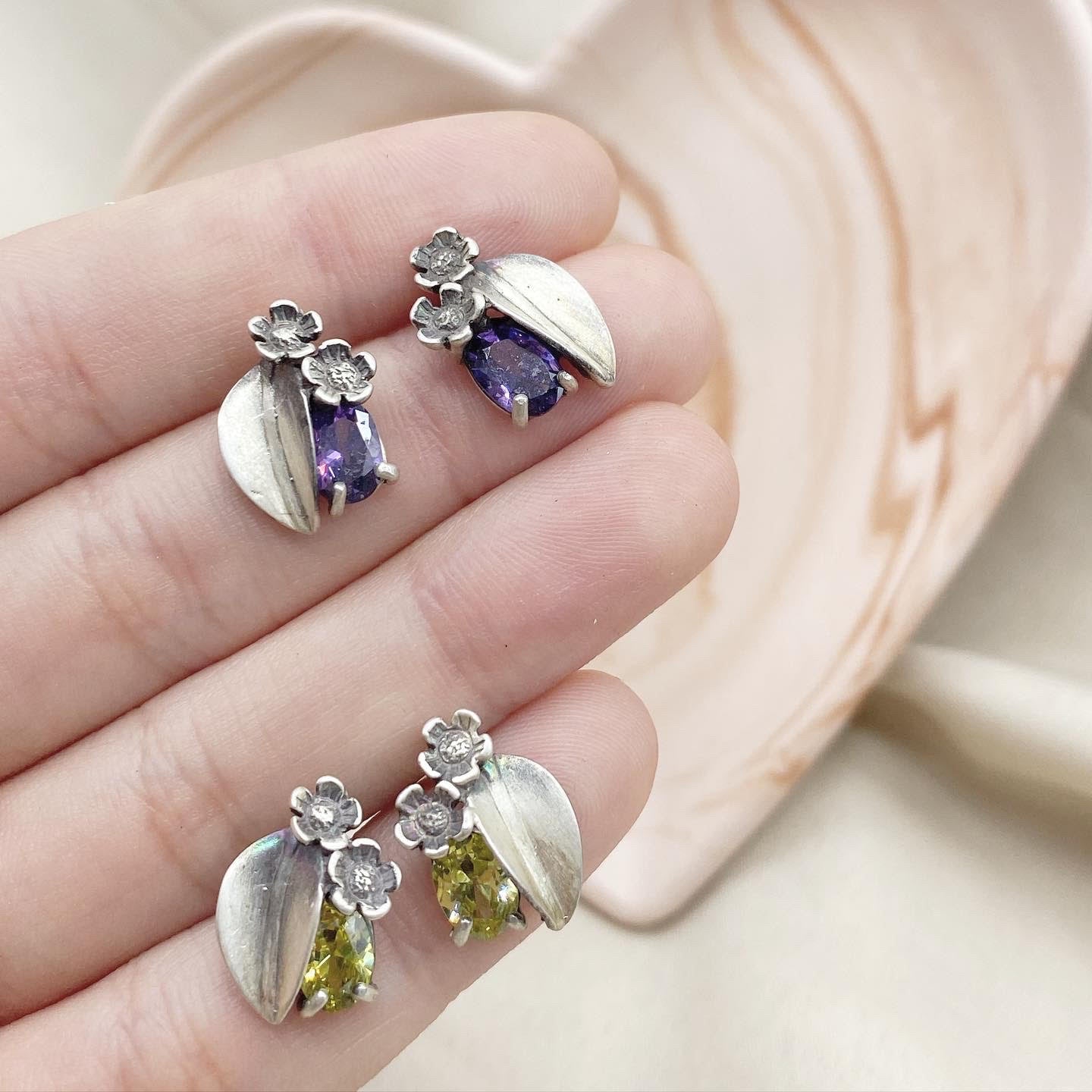 Aretes Hoja + Flores «Plata 925 con acabado antiguo + Amatista o Peridoto»