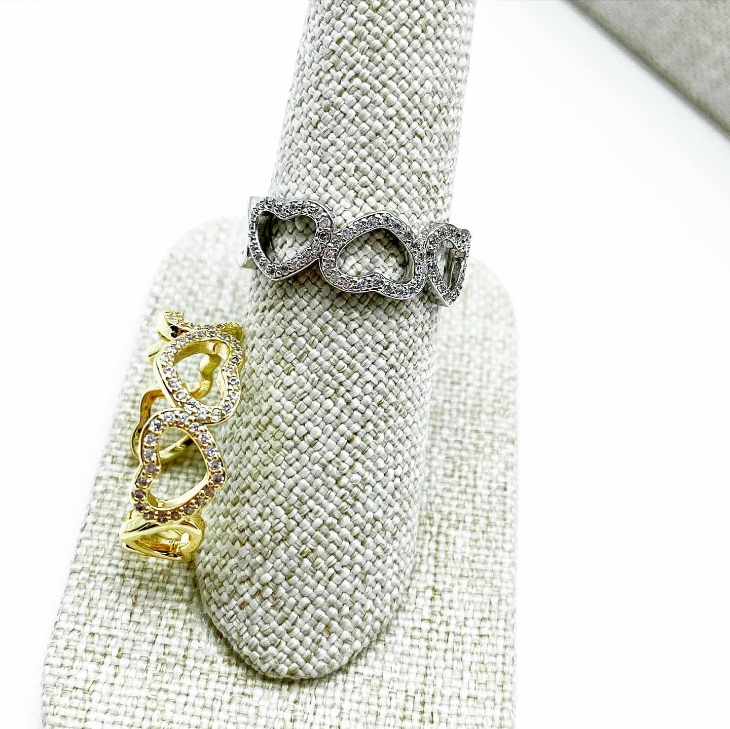 Anillo de corazones con zirconias