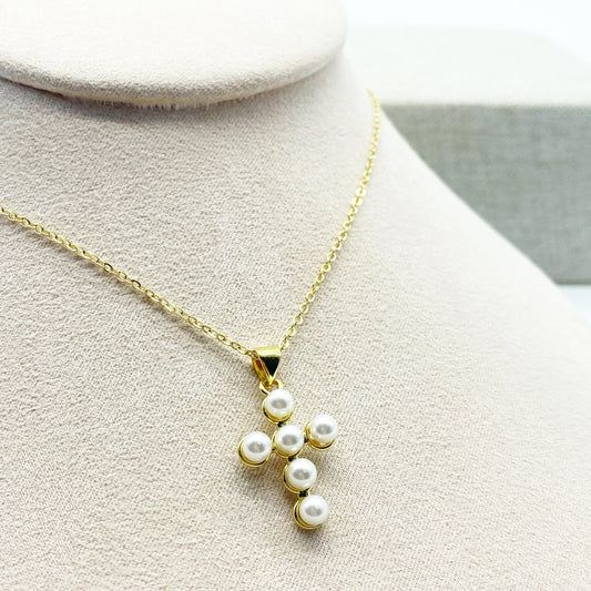 Collar de cruz con perlas