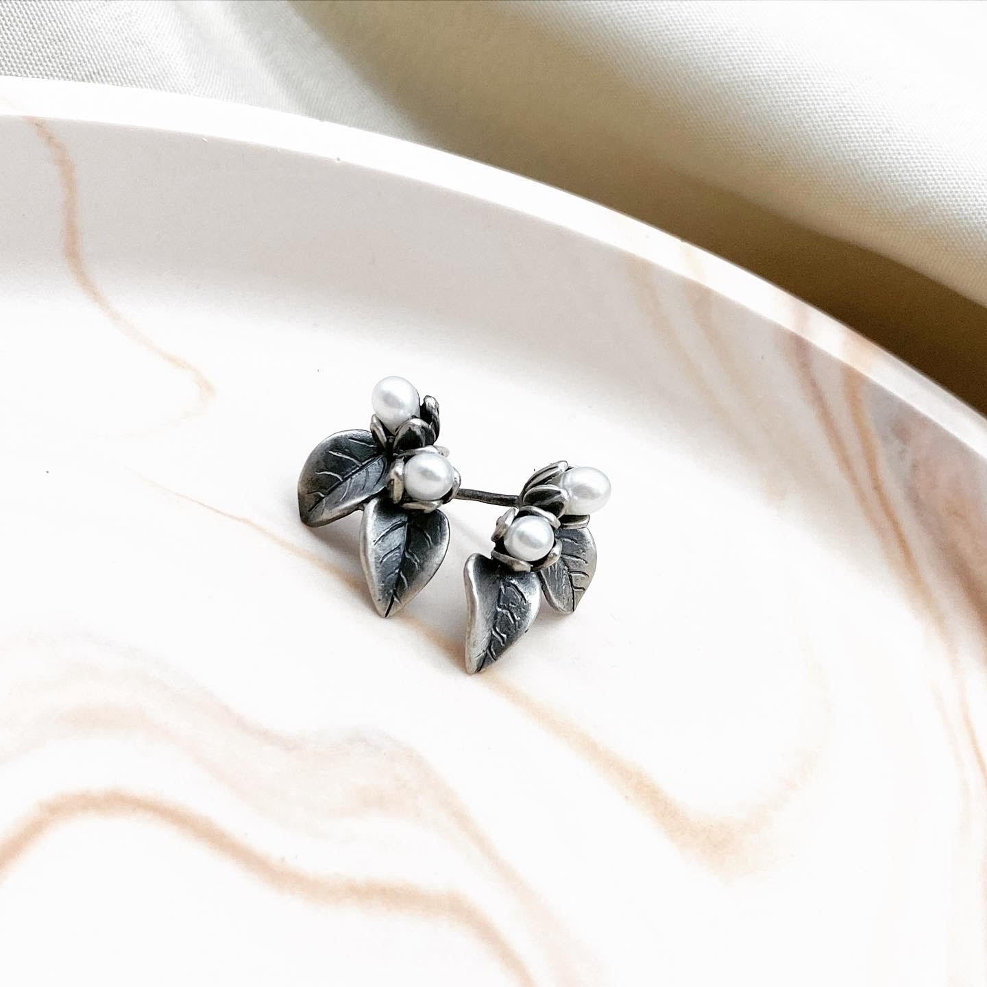 Aretes Doble Hoja y Perlitas
