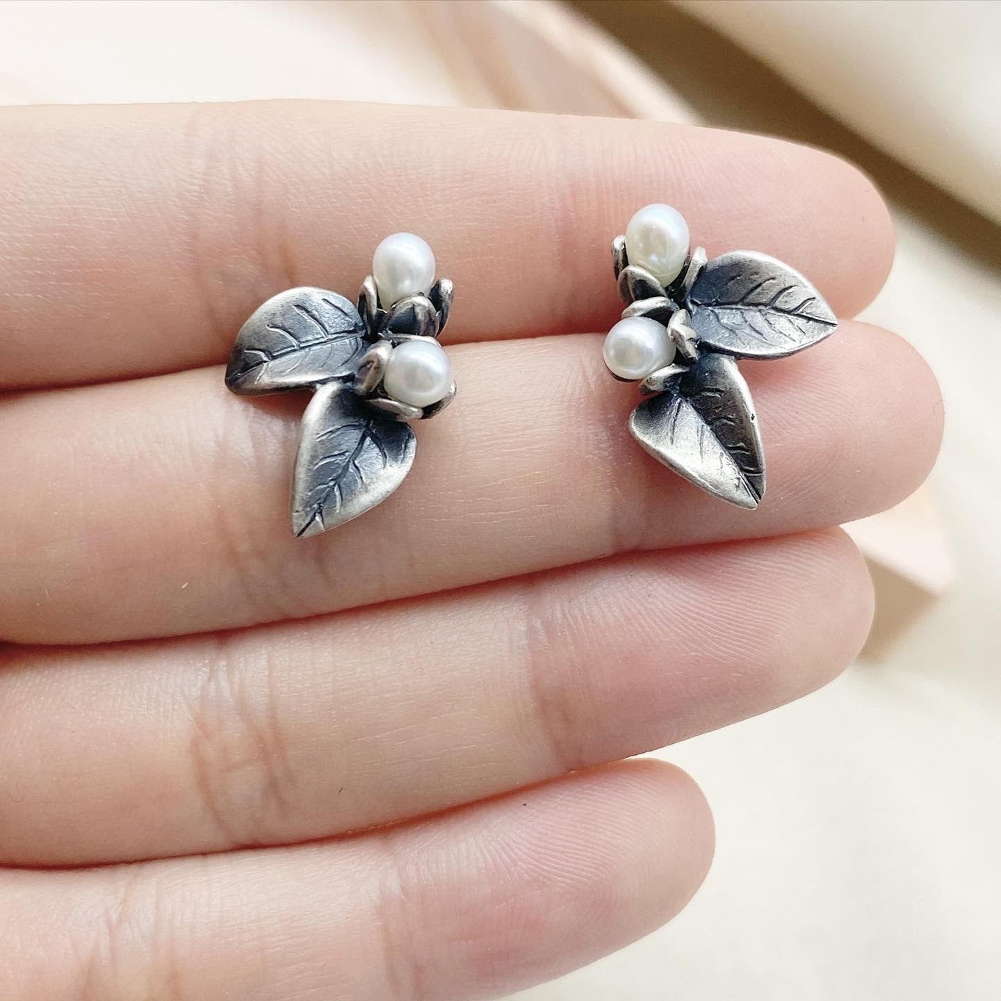 Aretes Doble Hoja y Perlitas