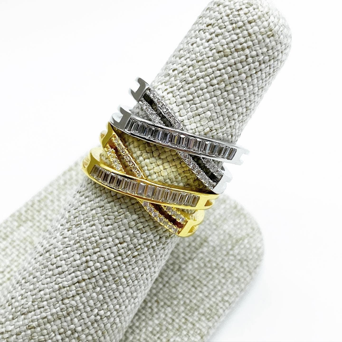 Anillo de circonias